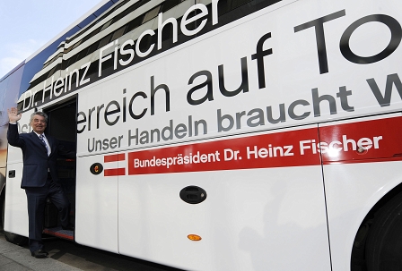 Heinz Fischer vor seinem Wahlkampfbus